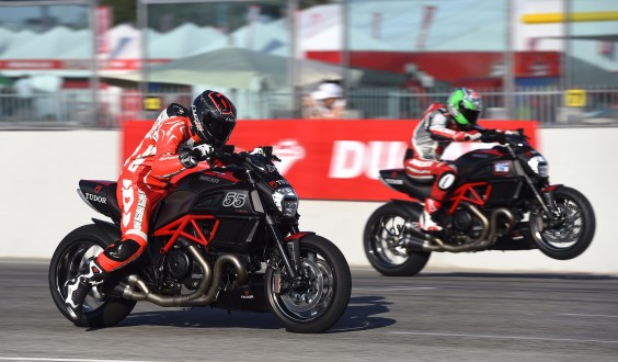 I piloti Ducati esaltano il pubblico del WDW2014 con la Diavel Drag Race by Tudor