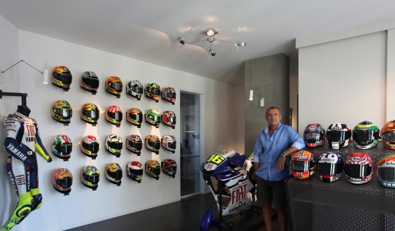 A Rimini una mostra dedicata ai colori della MotoGP dai caschi di Aldo Drudi alle immagini dei fotografi